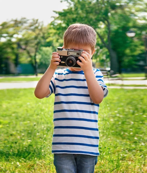 Ευτυχισμένο, χαρούμενο αγόρι με μια φωτογραφική μηχανή, το μωρό φωτογραφίζεται σε εξωτερικούς χώρους — Φωτογραφία Αρχείου