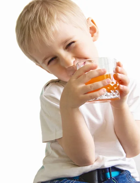 Αγόρι ποτά χυμός, πορτρέτο ενός ευτυχής μικρού αγοριού πόσιμο πορτοκαλί — Φωτογραφία Αρχείου