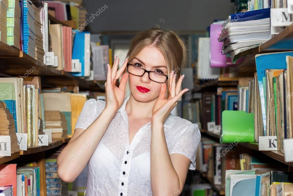 chica en biblioteca