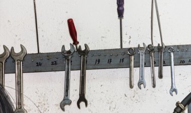 İngiliz anahtarları ve tornavidalar ve diğer araçları'nda bir tamircinin worksh