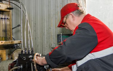 Profesyonel mekaniği atölyesinde dizel enjektör test, 