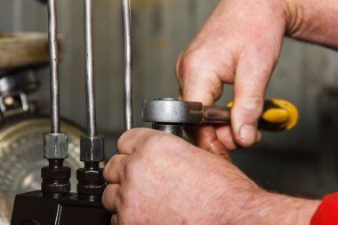 Dizel enjektör test onun atölye, dizel yakıt enjektörleri tamiri, ustroustvo yakıt enjektörleri yumuşak odak tanısı için profesyonel mekaniği