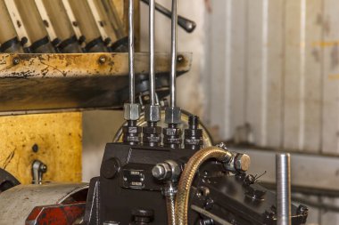 Dizel enjektör test onun atölye, dizel yakıt enjektörleri tamiri, ustroustvo yakıt enjektörleri yumuşak odak tanısı için profesyonel mekaniği 