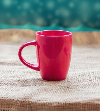 Bir tablo, bir h ile izole çul üstünde belgili tanımlık pencere tarafından kırmızı Kupası