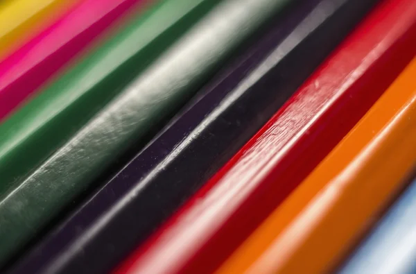 Crayons de couleur en gros plan sur fond blanc, pour les fonds — Photo