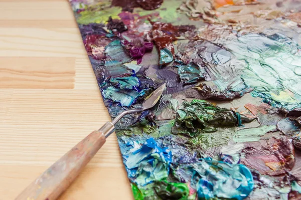 Sanatçı fırçalar, palet bıçağı ve palet boya izlenim — Stok fotoğraf