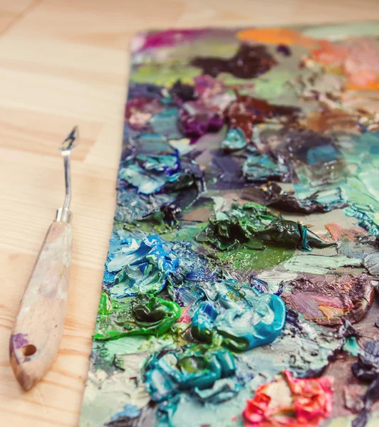 Konstnären penslar, palett kniv och palett med färger intryck — Stockfoto