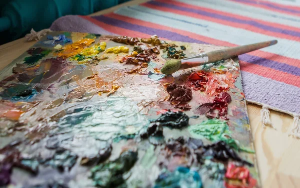 Kunstenaar borstel en palet met verf olieverfschilderij impressionisme — Stockfoto