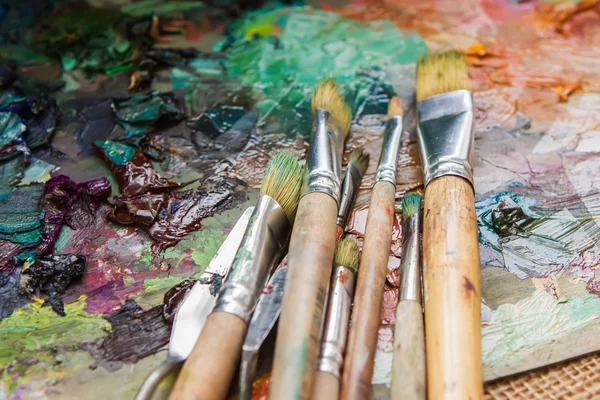 Konstnären borste och palett med färger oljemålning impressionism — Stockfoto