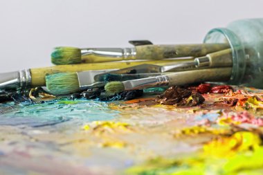 sanatçının paletle yağlı boya ve fırça boyama için kullanılan bir