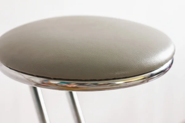 Modern barstol på en vit bakgrund fragment iskusstevennoy l — Stockfoto