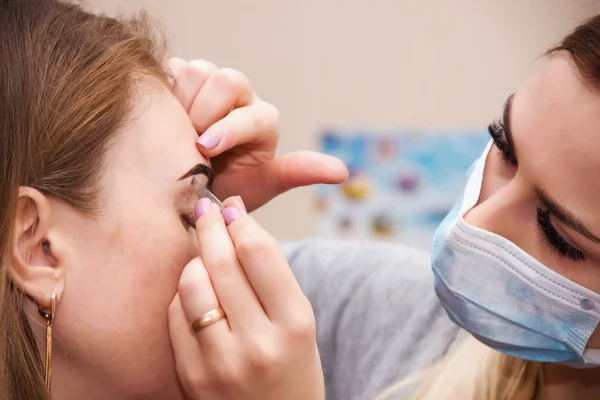 Corrección de pinzas de cejas, pintura de henna de cejas, beautifu —  Fotos de Stock