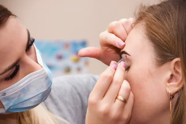 Corrección de pinzas de cejas, pintura de henna de cejas, beautifu —  Fotos de Stock