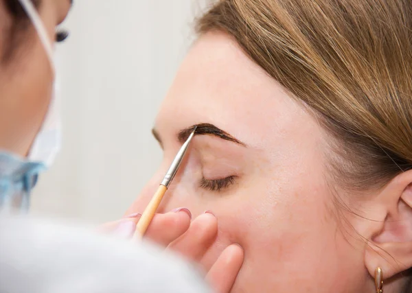 Correction of eyebrow tweezers, eyebrow henna painting, beautifu — Stock Photo, Image