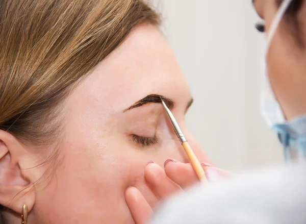 Correction of eyebrow tweezers, eyebrow henna painting, beautifu — Stock Photo, Image