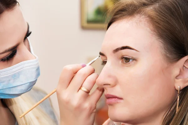 Corrección de pinzas de cejas, pintura de henna de cejas, beautifu —  Fotos de Stock