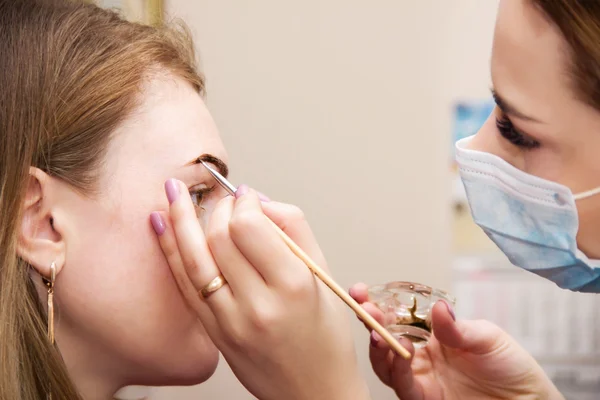 Corrección de pinzas de cejas, pintura de henna de cejas, beautifu — Foto de Stock