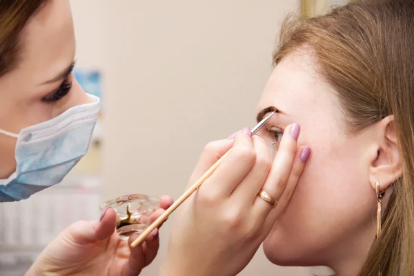 Corrección de pinzas de cejas, pintura de henna de cejas, beautifu —  Fotos de Stock