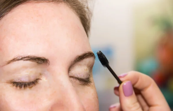 Corrección de pinzas de cejas, pintura de henna de cejas, beautifu — Foto de Stock