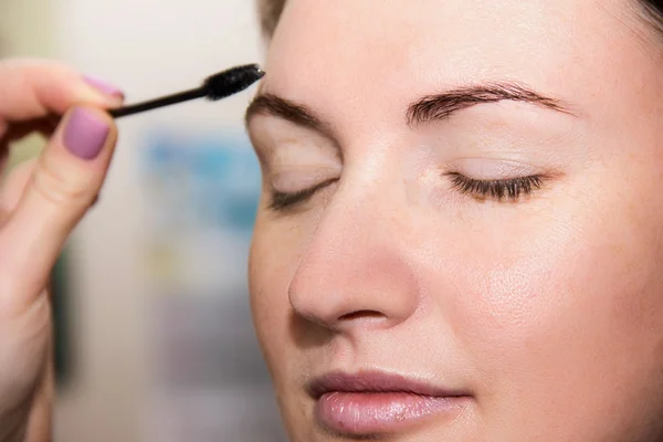 Corrección de pinzas de cejas, pintura de henna de cejas, beautifu — Foto de Stock