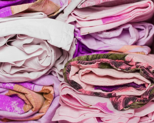 bir dolap, dolap mobilya ev ve Ev Tekstil iç, renkli, çarşaf ve havlu için rulo kazıklı yığınlarda yatak, kumaş, arka planlar ve dokular için rulo