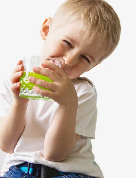 NIÑO BEBE JUGO, Retrato de un niño feliz bebiendo naranja — Foto de Stock