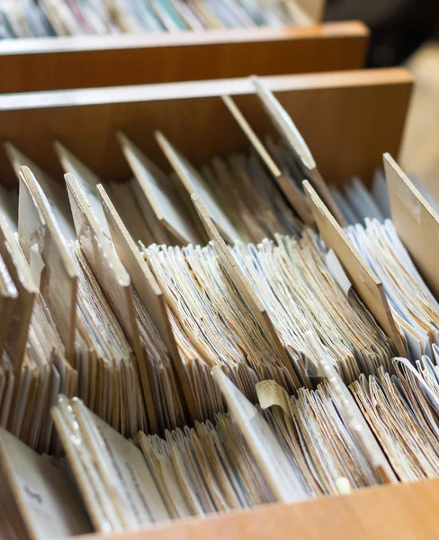 Pastas de arquivos em um armário de arquivos, catálogo de cartões em uma biblioteca, fechar — Fotografia de Stock