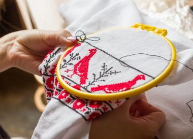 Nakış ipliği çapraz eller nakışlı bir kadın. Yakın çekim 