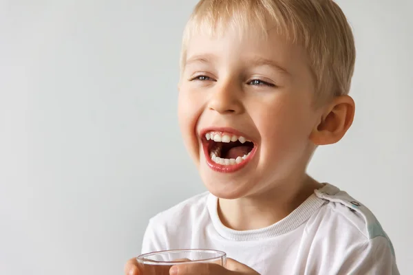 Alegre niño riendo mostrando dientes sanos, el niño expresa —  Fotos de Stock