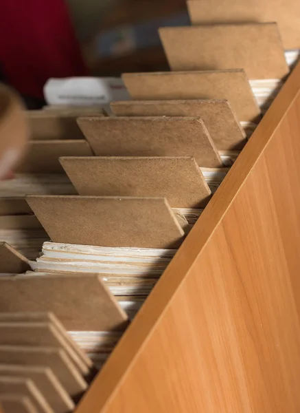 Pastas de arquivos em um armário de arquivos, catálogo de cartões em uma biblioteca, fechar — Fotografia de Stock
