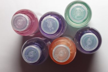 Kozmetik, kozmetik ve şampuanlar, en iyi görünüm için renkli şişe