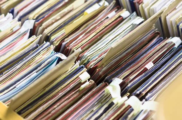 Pastas de arquivos em um armário de arquivos, catálogo de cartões em uma biblioteca, fechar — Fotografia de Stock