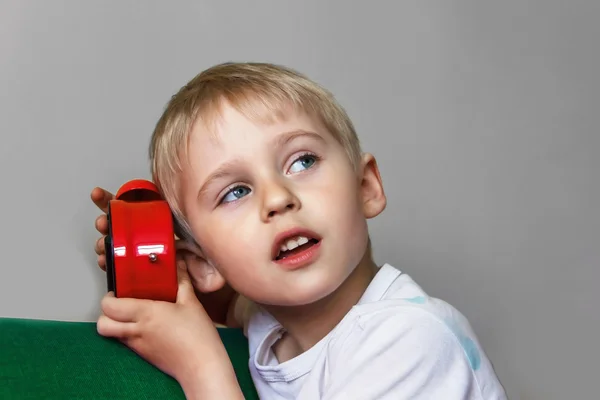 Αγόρι κρατώντας ένα ρολόι συναγερμών, παιδί και διάστημα κόκκινο, έννοια του tim — Φωτογραφία Αρχείου