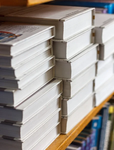 Boeken op een plank in de bibliotheek, lezing en wetenschap onderwijs, — Stockfoto