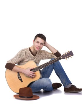 Beyaz arka plan gitarda adamla 