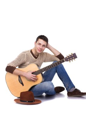 Beyaz arka plan gitarda adamla 