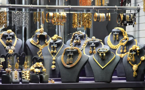 Bijoux en or, vente sur le marché, luxueux comptoir en or — Photo