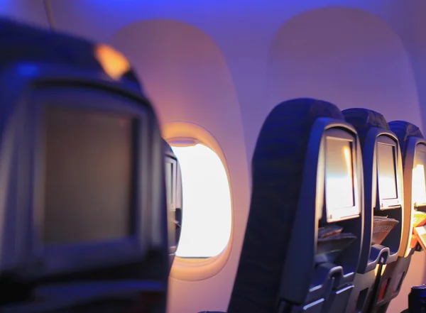Kursi di pesawat di svte cerah dengan majalah Stok Gambar