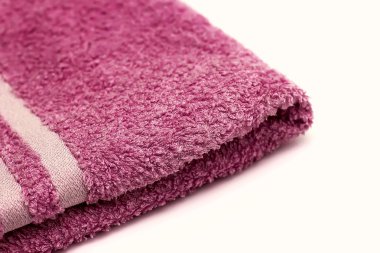 Beyaz bir arka planda izole mor banyo havlusu