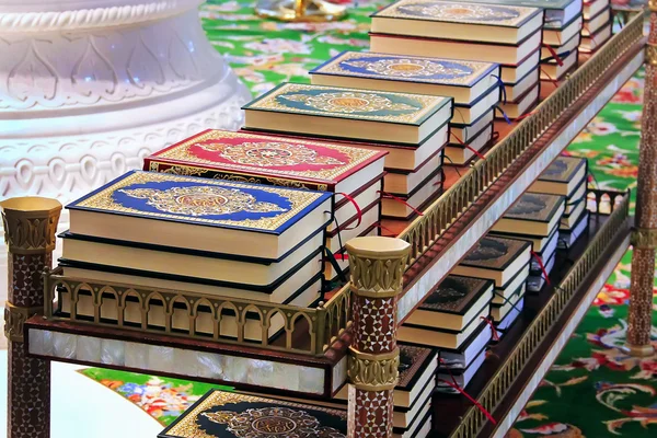 Quran di sebuah masjid di atas meja, terikat, hukum Islam Stok Foto