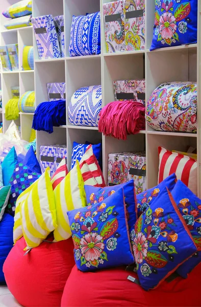 Jasne poduszki dekoracyjne dekoracja wnętrz na sprzedaż w sklepie — Zdjęcie stockowe