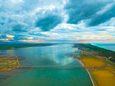 Vietnam 'daki Tam Giang lagün Hue şehrinde bir sürü güzel plaj, çiçekler, pirinç tarlaları var. Büyük bir nehrin kıyısındaki büyük Hisar 'ın adı Huong nehri ve birçok büyük tapınak ve kilise. Hue 'nun Asean' daki en büyük gölü Tam Giang lagünüdür.
