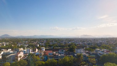 Vietnam 'da güzel plajların, çiçeklerin, pirinç tarlalarının olduğu bir şehir. Büyük bir nehrin kıyısındaki büyük Hisar 'ın adı Huong nehri ve birçok büyük tapınak ve kilise. Hue 'nun Asean' daki en büyük gölü Tam Giang lagünüdür.