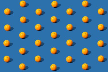 Mavi arkaplanda turuncu meyve deseni.