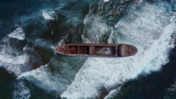 Kıbrıs adası dalgalarıyla Paphos 'ta gemi enkazının insansız hava aracı görüntüsü — Stok video