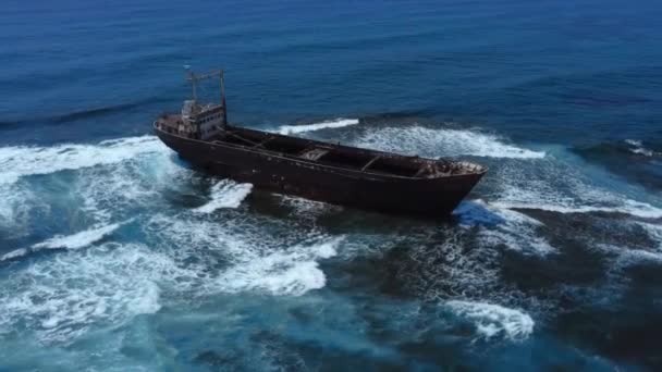 Imágenes aéreas de drones del naufragio de un barco abandonado en la isla de Paphos Chipre con olas — Vídeos de Stock