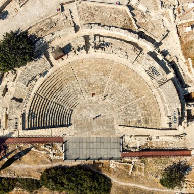 Antik tiyatro arkeolojik sitesi Kourion limasol cyo 'nun hava kuşları göz fotografı.