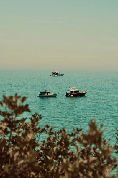 Jacht w błękitnej lagunie Morze Śródziemne Cypr widok z lotu ptaka, widok na morze krajobraz — Zdjęcie stockowe