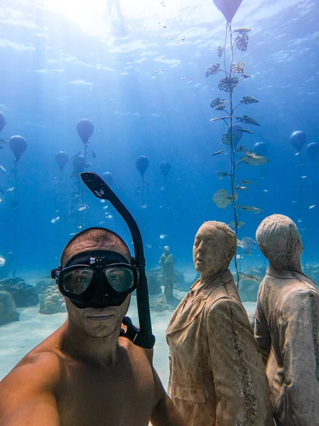Homme plongeur libre sous-marin avec statue plongée en apnée à Chypre — Photo