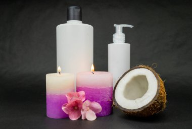 Siyah zemin üzerinde mumlar ve hindistan cevizi olan kaplıca ürünlerinin şablonunu kapat. Minimum konsept. Sunum için sunum cilt ürünleri